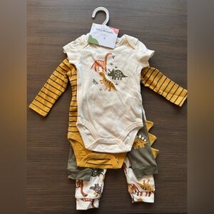 Petit Lem Mini Threads
NWT 4 piece outfit, size 6M